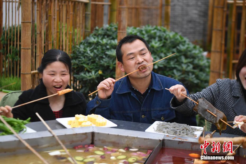 メーデー祝い、自家製野菜を麻辣燙で味わう農業従事者たち　湖南省
