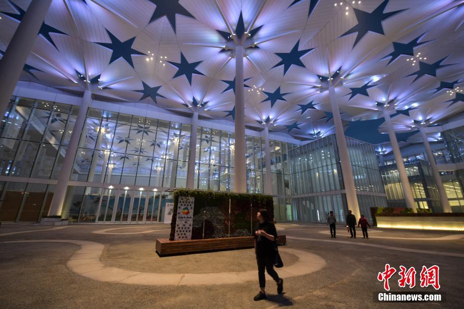 北京世園会　国際館「花の海」がライトアップ