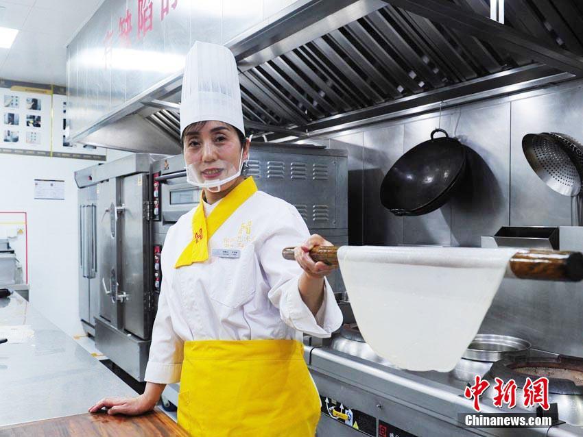 吉林省の女性シェフが作る厚さ0.02ミリの中国風クレープ