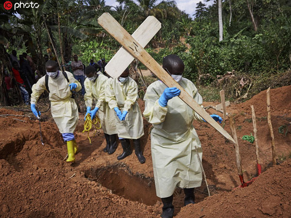 現地時間5日、コンゴ民主共和国北キブ州Beni地区で、エボラ出血熱に感染して死亡した生後11ヶ月の乳児を埋葬する医療従事者（写真著作権は東方ICが所有のため転載禁止）。 