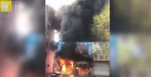 ビル火災発生し、19歳男性がクレーン車で14人救出　遼寧省