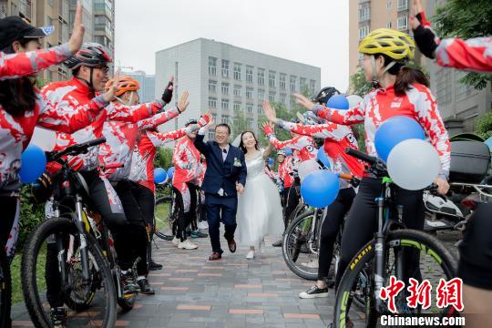 「地球にやさしい」結婚式を挙げた新婚カップルに称賛の声　四川省