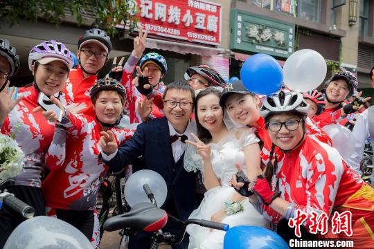 「地球にやさしい」結婚式を挙げた新婚カップルに称賛の声　四川省