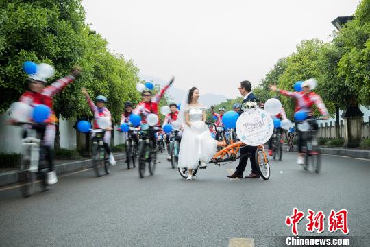 自転車による結婚式を挙げた新婚カップル（撮影・梁斌）。