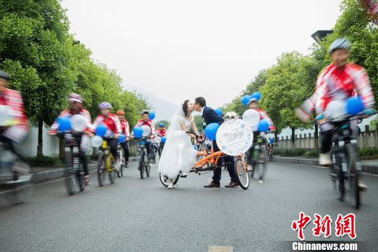 「地球にやさしい」結婚式を挙げた新婚カップルに称賛の声　四川省
