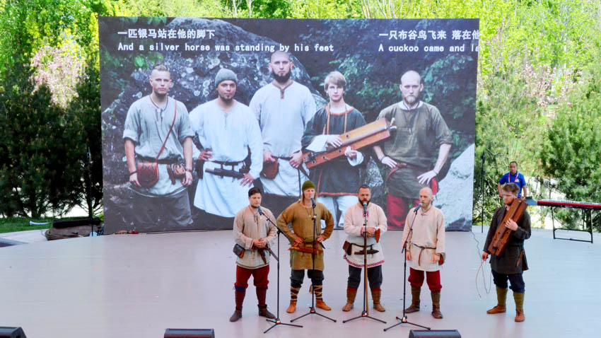 「中国-中東欧国家文化芸術カーニバル」で披露された中東欧の文化公演の様子。