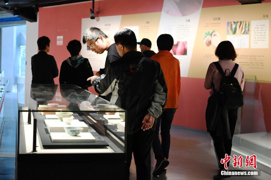 5月7日、成都博物館で開催された「食為天--食卓上の文化の旅」展を見学に訪れた来館者（撮影・安源）。