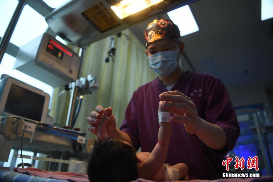 重慶の病院で働く男性看護師の1日を追う