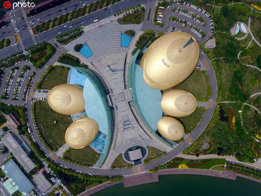 5日、上空から俯瞰した河南省鄭州市鄭東新区CBD如意湖畔にある河南芸術センターの様子（写真著作権は東方ICが所有のため転載禁止）。