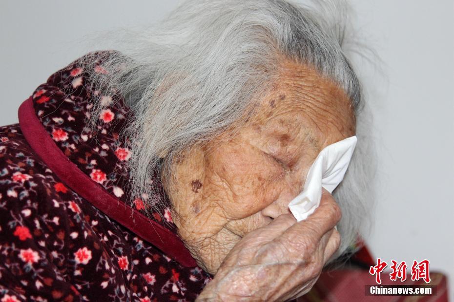 4月9日、湖南省岳陽で、病床に臥せりながらも当時の日本人の暴行を涙ながらに訴える湯根珍さん（資料写真、撮影・李根）。