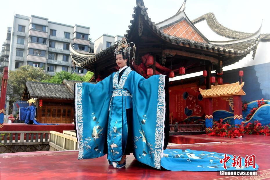 中国の伝統的な礼服姿を披露するモデル（撮影・呂明）。