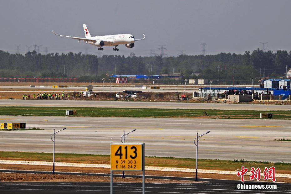 北京大興国際空港の滑走路に着陸するために高度を下げる中国東方航空のエアバスA350-900型機 (撮影・殷立勤）。
