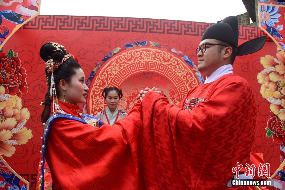 明朝スタイルの結婚式　 広西チワン族自治区柳州市の東門で6組が挙式