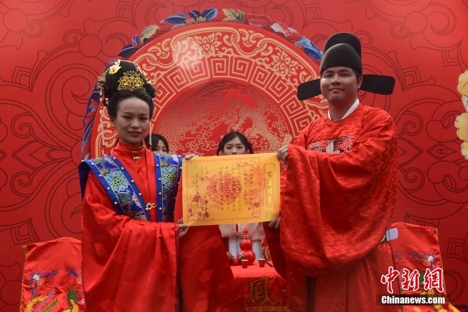 明朝スタイルの結婚式　 広西チワン族自治区柳州市の東門で6組が挙式