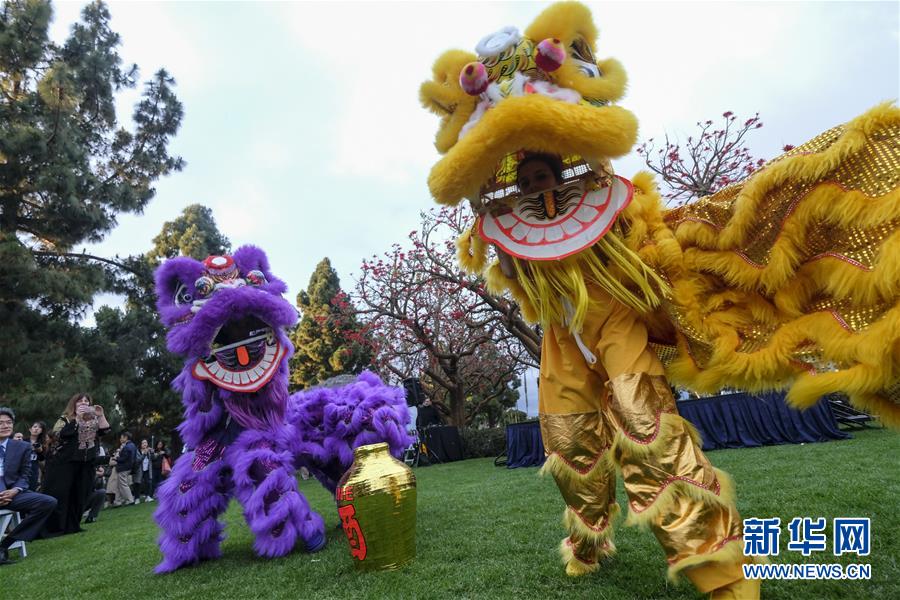 5月9日、米サンディエゴで獅子舞いを披露したアブードさん一家（撮影・趙漢栄）。