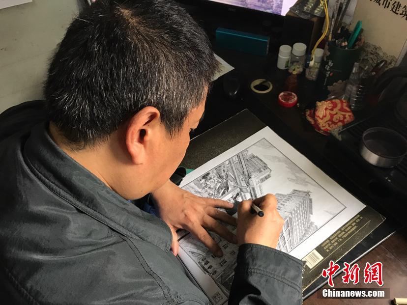 警備員の男性がボールペンで描き上げた重慶の観光スポット20点