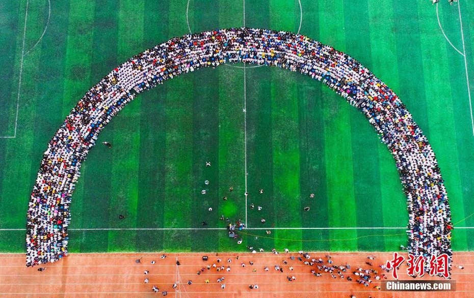 安徽省の高校3年生2300人が「ヘビー級卒業集合写真」撮影