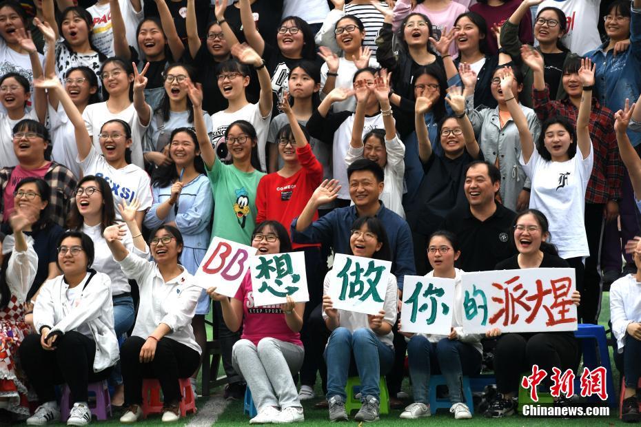 安徽省の高校3年生2300人が「ヘビー級卒業集合写真」撮影