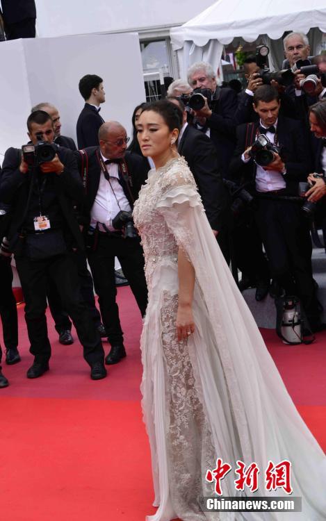 第72回カンヌ国際映画祭の開幕式のレッドカーペットに姿を現した有名女優の鞏俐（コン・リー）。