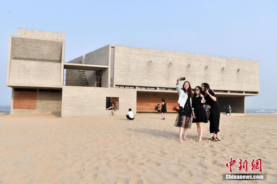 河北省の「世界で最も孤独な図書館」が人気観光スポットに
