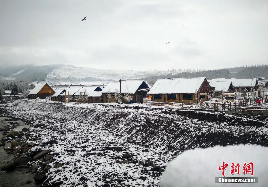 新疆の山村の雪景色、「水墨画の世界」広がる