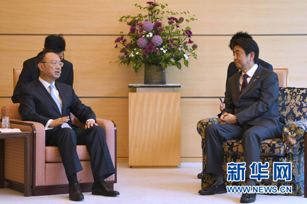 安倍晋三首相が中国の楊潔篪・中共中央政治局委員と会談