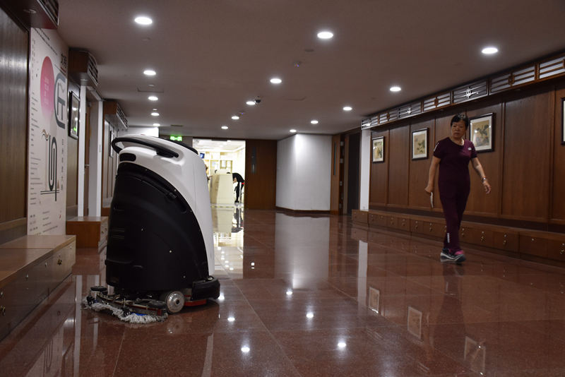 スマート掃除ロボットが北京国家図書館に登場