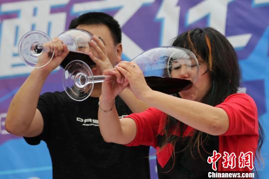 男女混合でワインの早飲み競争　重慶市