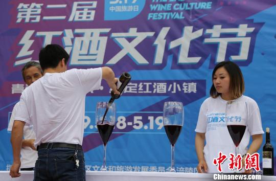 男女混合でワインの早飲み競争　重慶市