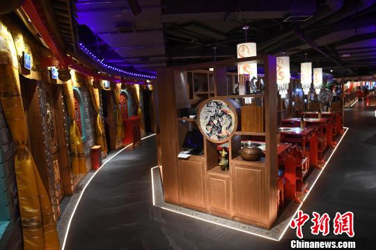 重慶で「火鍋博物館」オープン　ホールスタッフは伝統衣装で接客