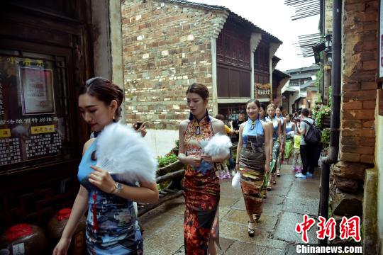 「中国観光の日」 江西省篁嶺古村でチャイナドレスのフラッシュモブ