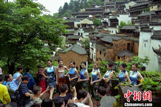 「中国観光の日」 江西省篁嶺古村でチャイナドレスのフラッシュモブ