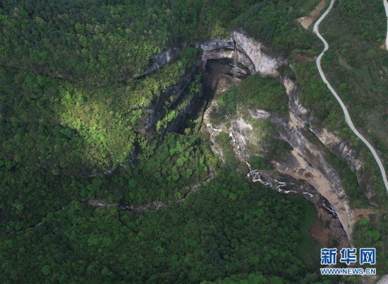 中国西北部の神秘の巨大陥没穴 深く垂直に340メートル