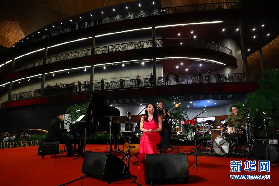 小野リサが北京でジャズコンサート「ミッドナイト・ローズ」開催