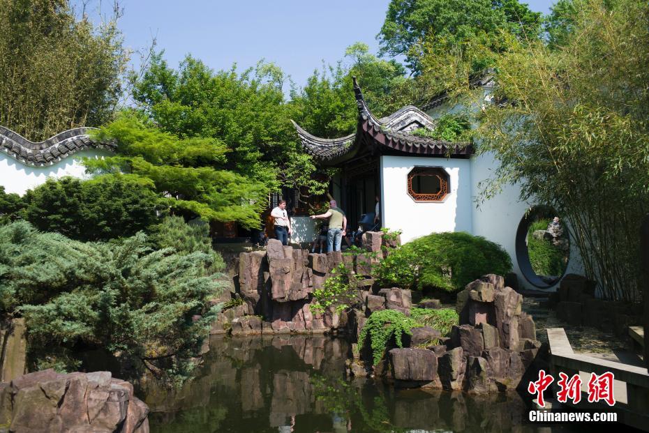 観光客で賑わう NYの中国庭園チャイニーズ・スカラーズ・ガーデン