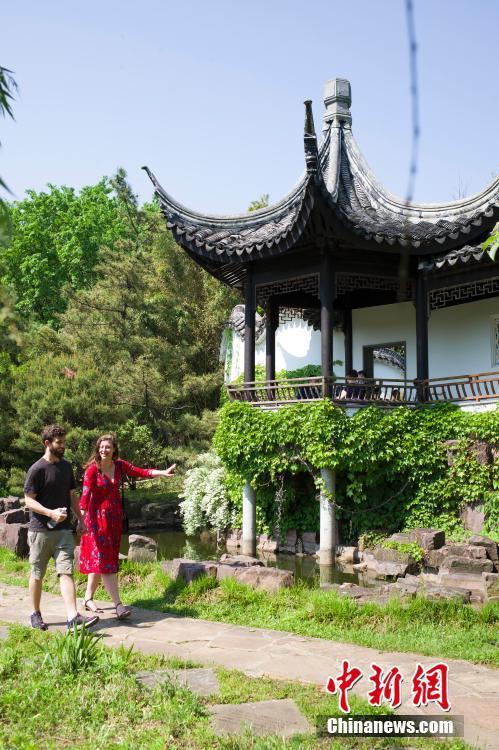 観光客で賑わう NYの中国庭園チャイニーズ・スカラーズ・ガーデン