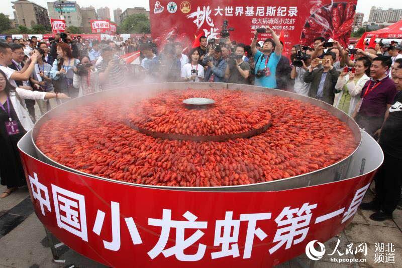 巨大鍋でザリガニ1万匹！湖北省監利県で開催のザリガニ祭り