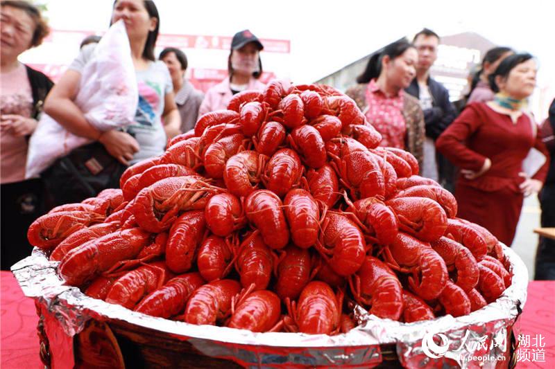 巨大鍋でザリガニ1万匹！湖北省監利県で開催のザリガニ祭り