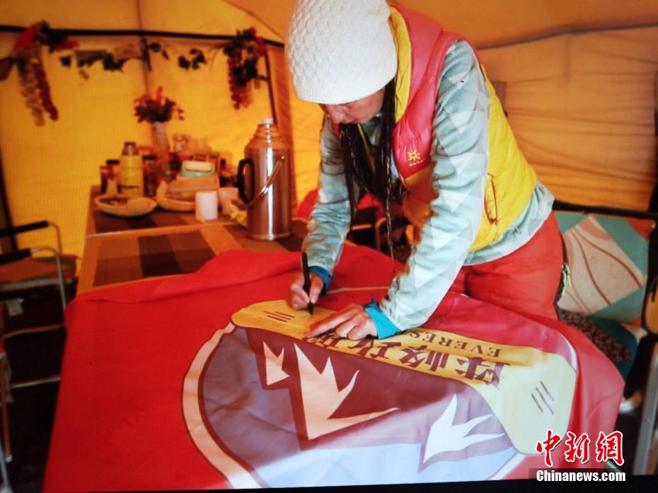 中国の民間女子登山隊がチョモランマ登頂に成功