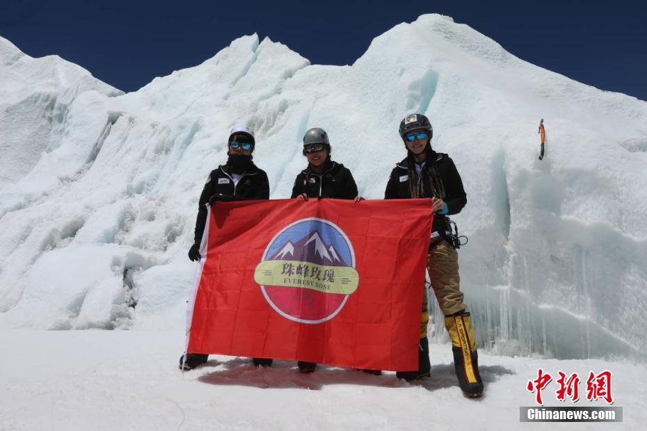 中国の民間女子登山隊がチョモランマ登頂に成功