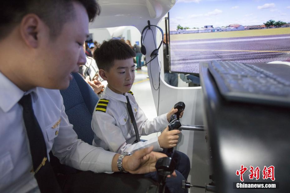 ハルビンの小学生が「パイロット」に変身！AR飛行を体験　 黒竜江省