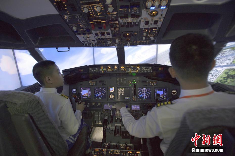 ハルビンの小学生が「パイロット」に変身！AR飛行を体験　 黒竜江省
