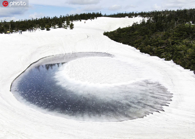八幡平で雪解け　姿を現した絶景「ドラゴンアイ」