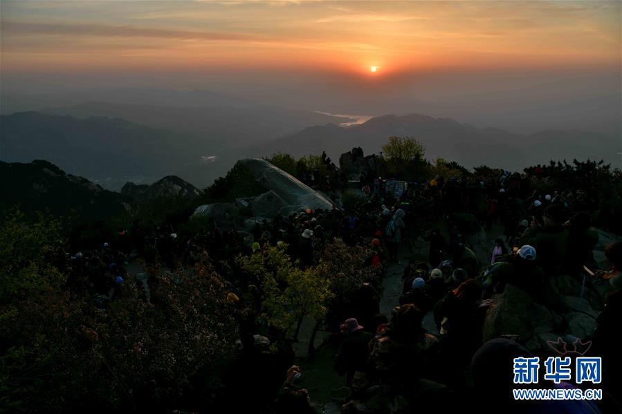 絵のように美しい初夏の泰山　山東省