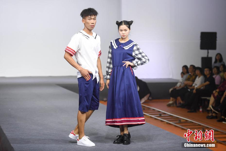 デザイナーらがデザインした制服を着てランウェイを歩くモデルたち（撮影・楊華峰）。