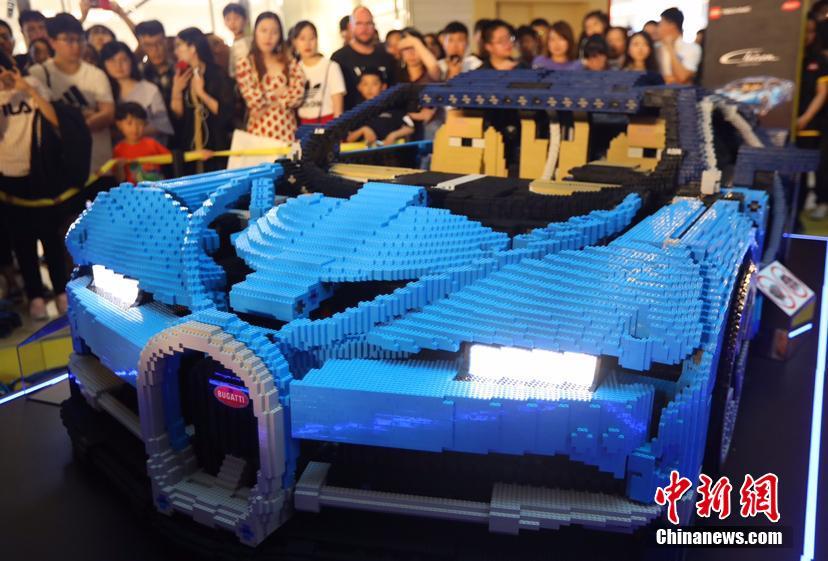 南京市の徳基広場に登場した4：3の比率でレゴで再現されたブガッティのスーパーカー（撮影・泱波）。
