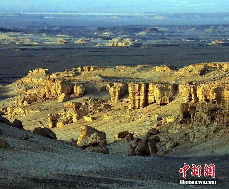 大海道で大自然の力を満喫　新疆ウイグル自治区