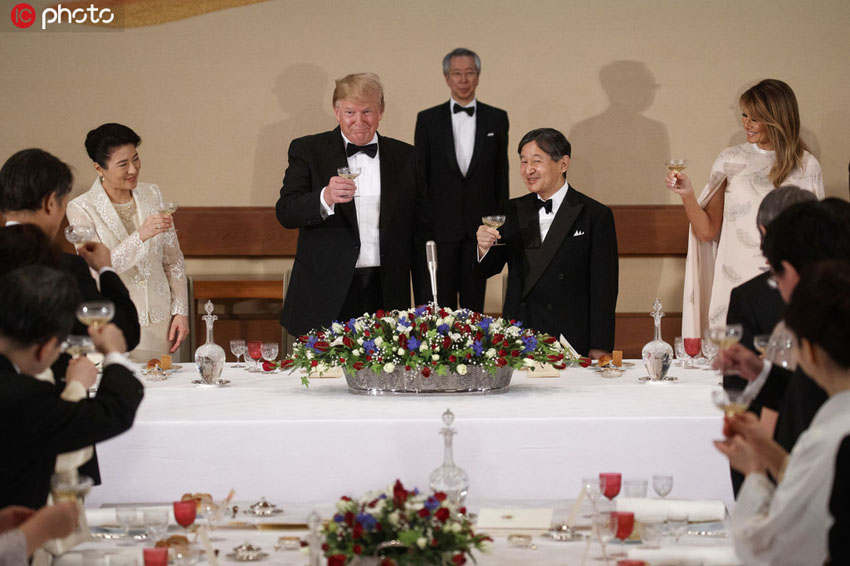 晩餐会で乾杯するトランプ大統領夫妻と徳仁天皇夫妻（写真著作権は東方ICが所有のため転載禁止）。