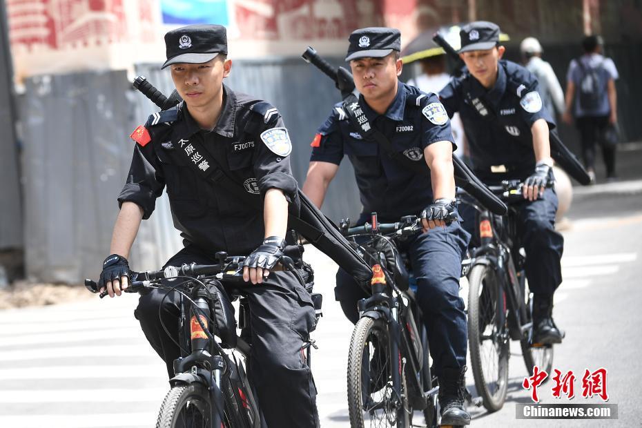 山西省太原市の警官が最新式の特殊警棒携帯してパトロール