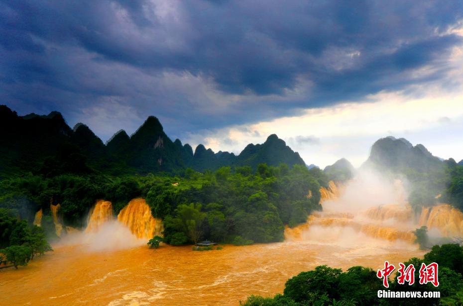 金色に染まるアジア一の越境大瀑布 広西
